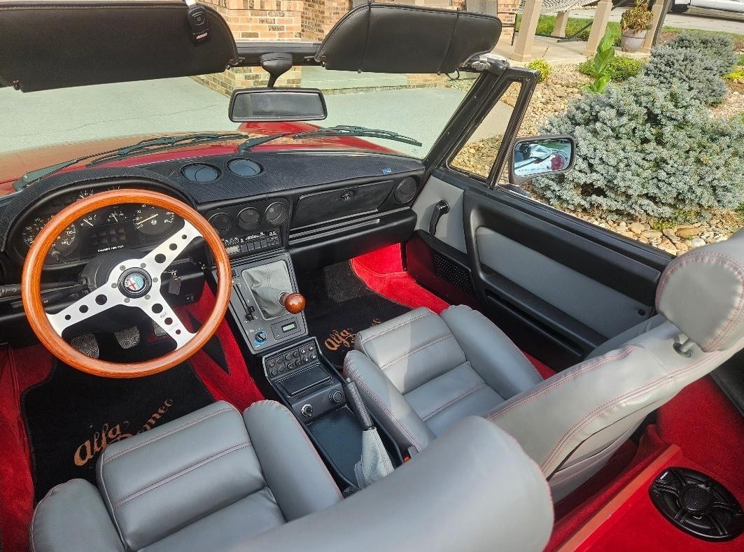 Alfa-Romeo-Spider-1989-Convertible-26