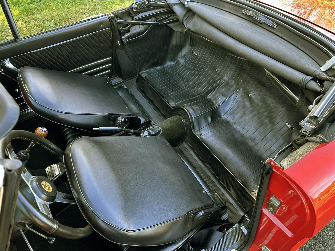 Alfa-romeo-Duetto-1967-Red-Black-12