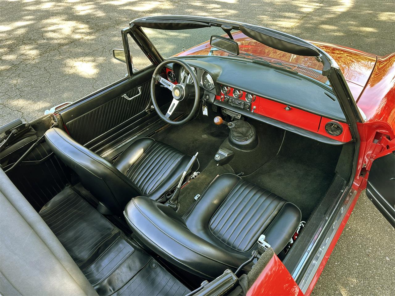Alfa-romeo-Duetto-1967-Red-Black-16