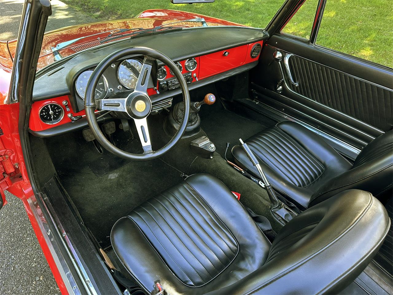 Alfa-romeo-Duetto-1967-Red-Black-2