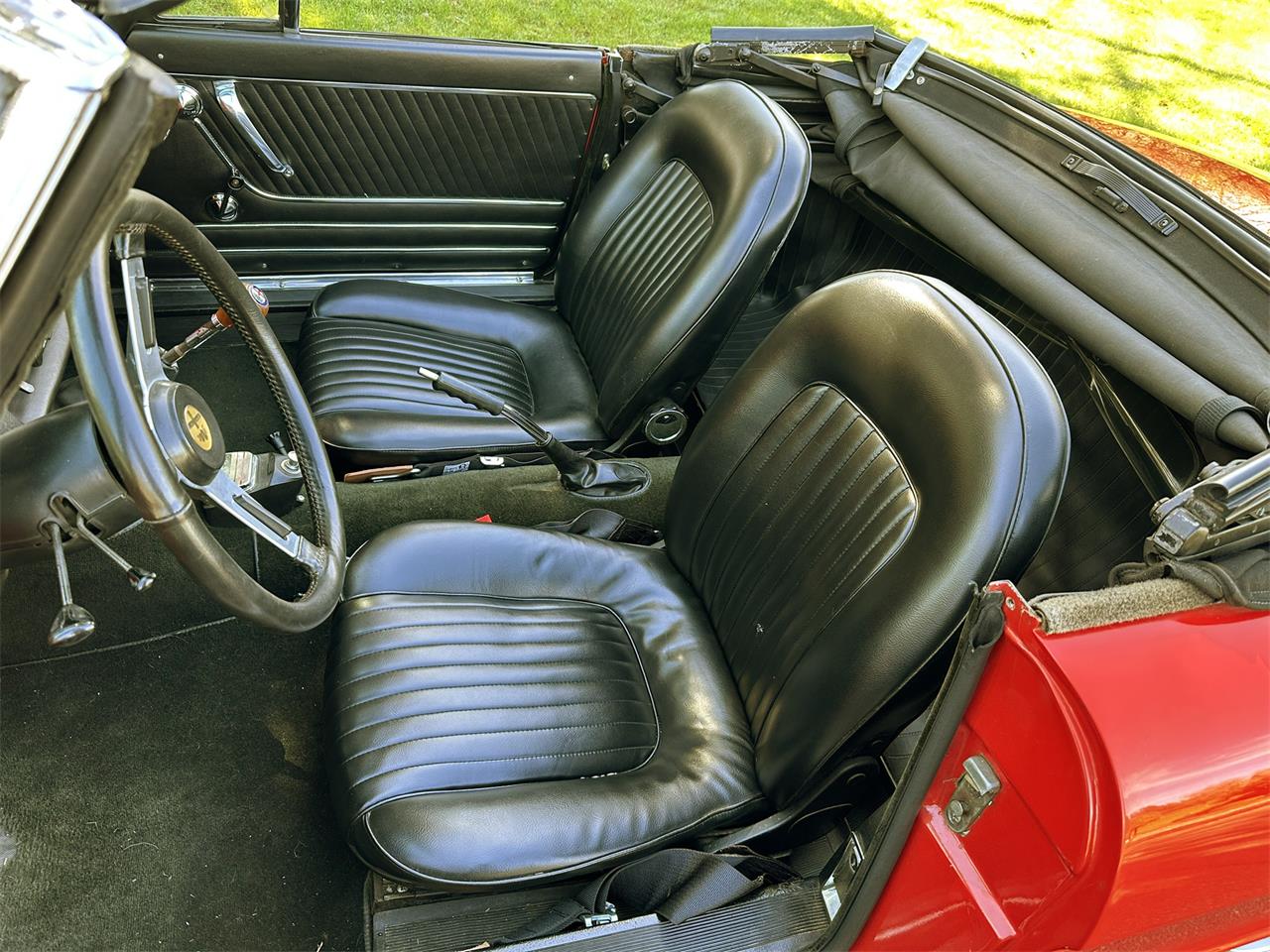 Alfa-romeo-Duetto-1967-Red-Black-3