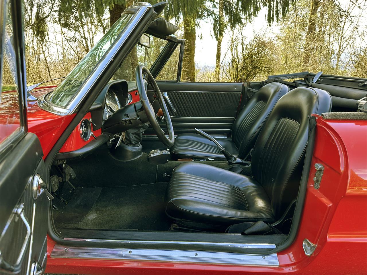 Alfa-romeo-Duetto-1967-Red-Black-30