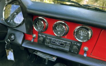 Alfa-romeo-Duetto-1967-Red-Black-32