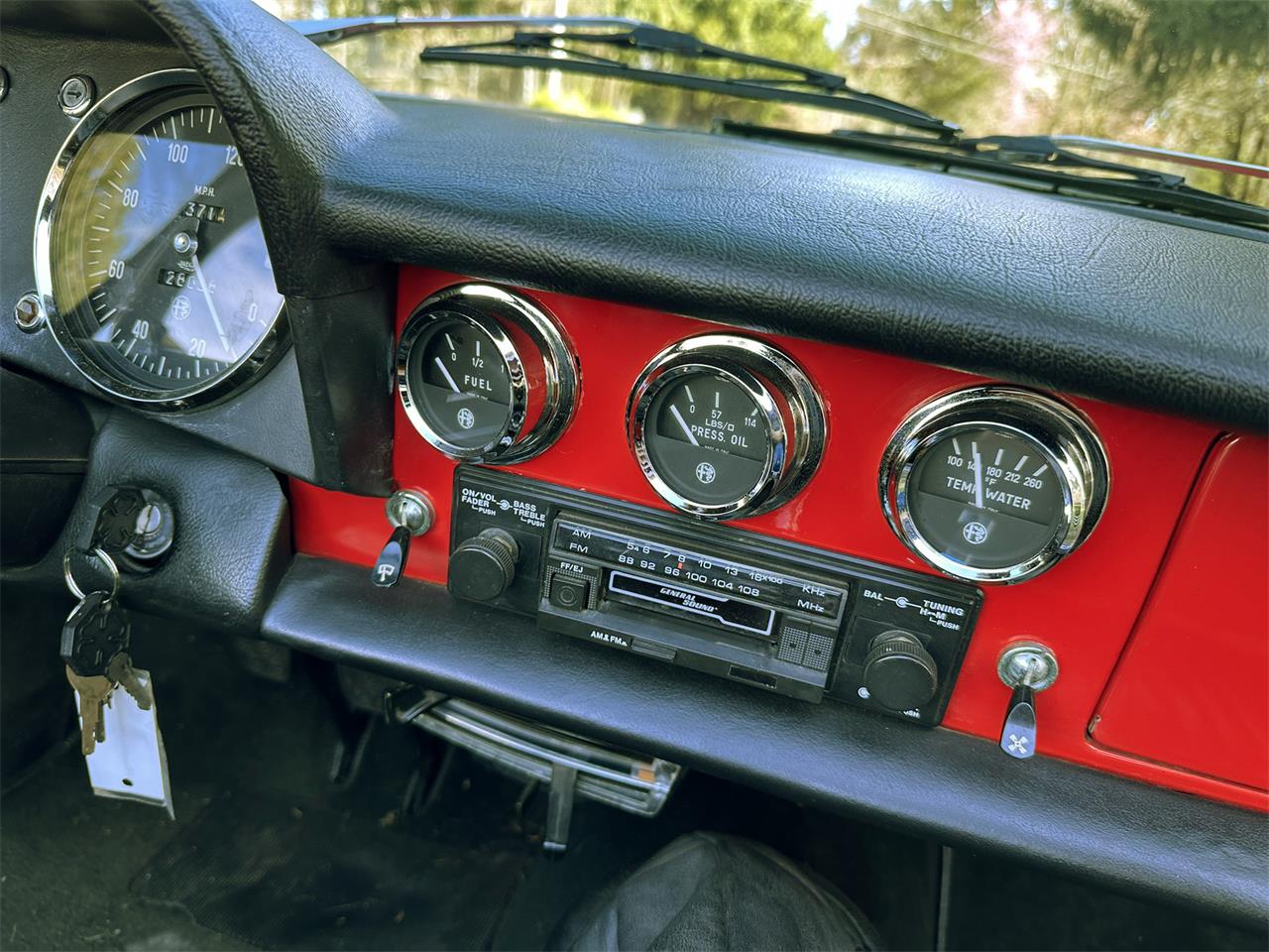 Alfa-romeo-Duetto-1967-Red-Black-32