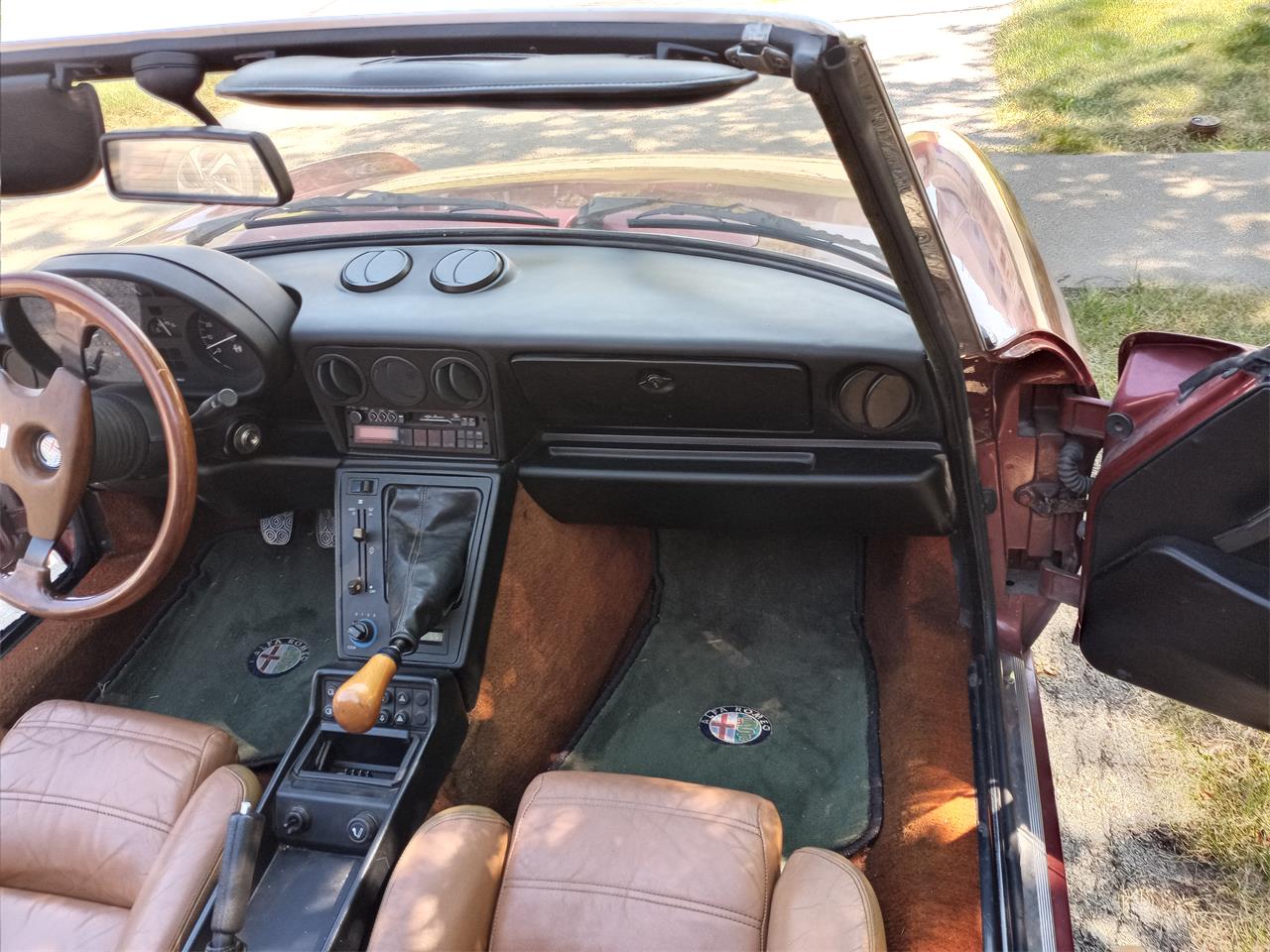Alfa-romeo-Spider-1989-Burgundy-black-and-tan-12