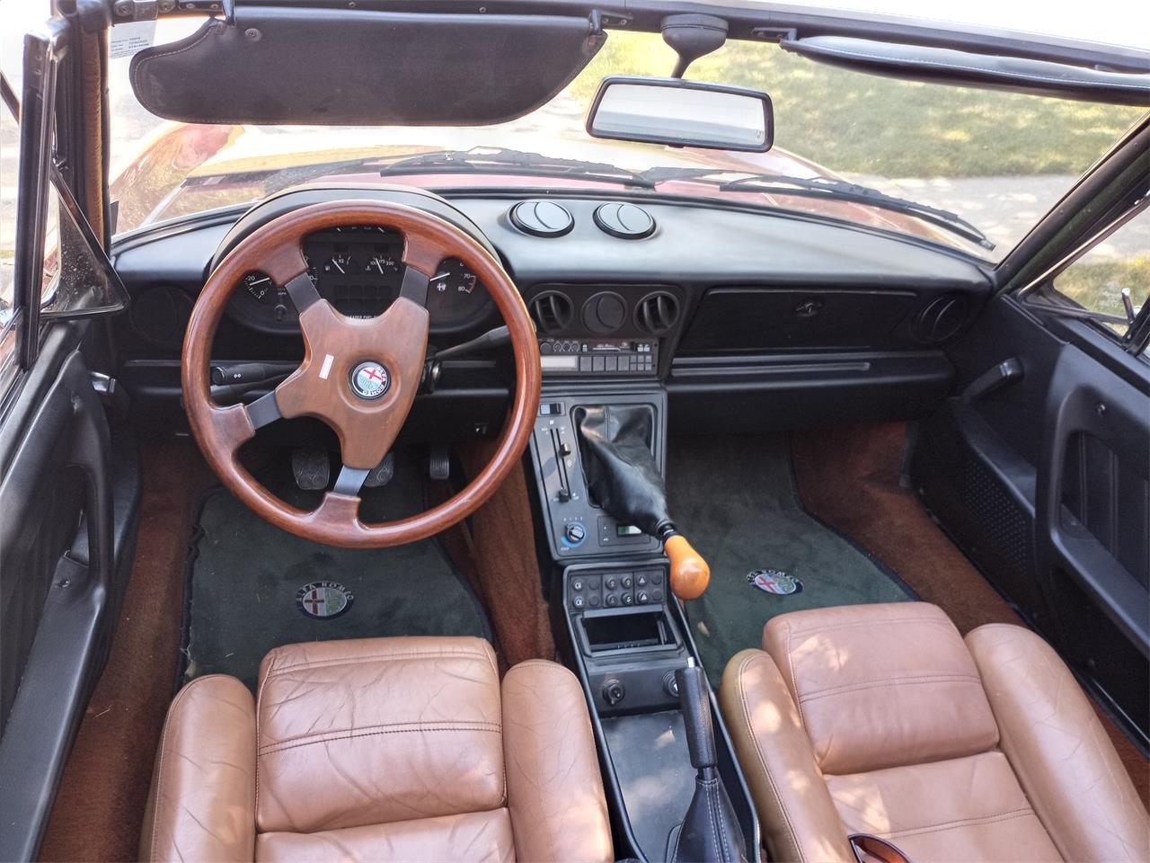 Alfa-romeo-Spider-1989-Burgundy-black-and-tan-13