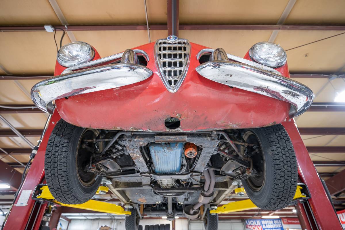 Alfa-romeo-giulietta-spider-1961-red-12