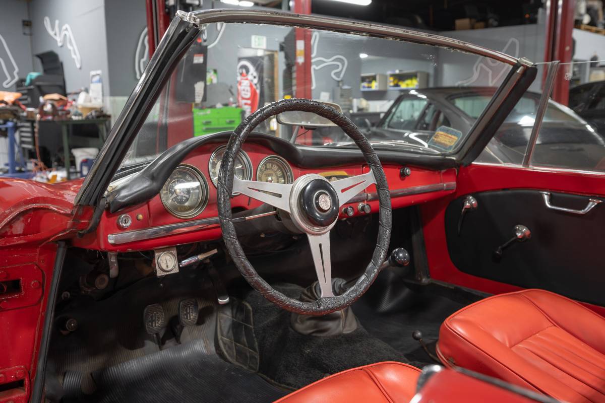 Alfa-romeo-giulietta-spider-1961-red-20
