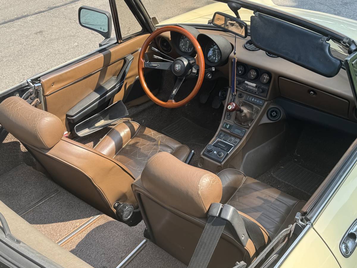 Alfa-romeo-spider-1986-yellow-3
