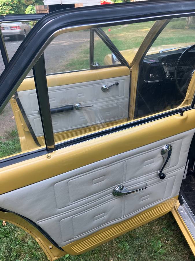 Amc-rambler-classic-1962-yellow-10