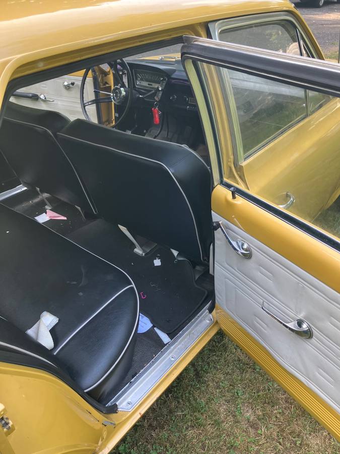 Amc-rambler-classic-1962-yellow-11