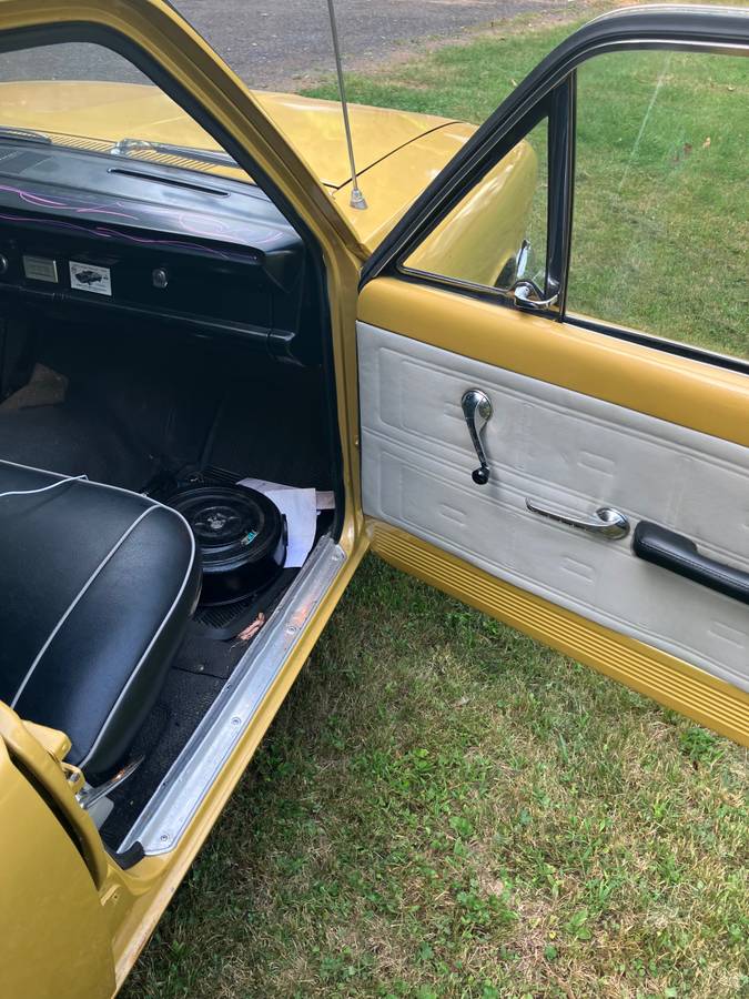 Amc-rambler-classic-1962-yellow-12