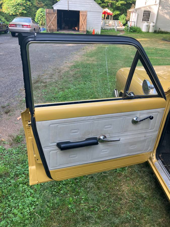 Amc-rambler-classic-1962-yellow-13
