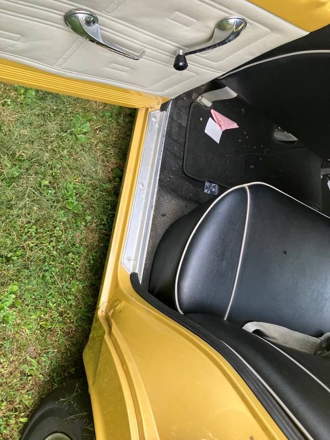 Amc-rambler-classic-1962-yellow-14