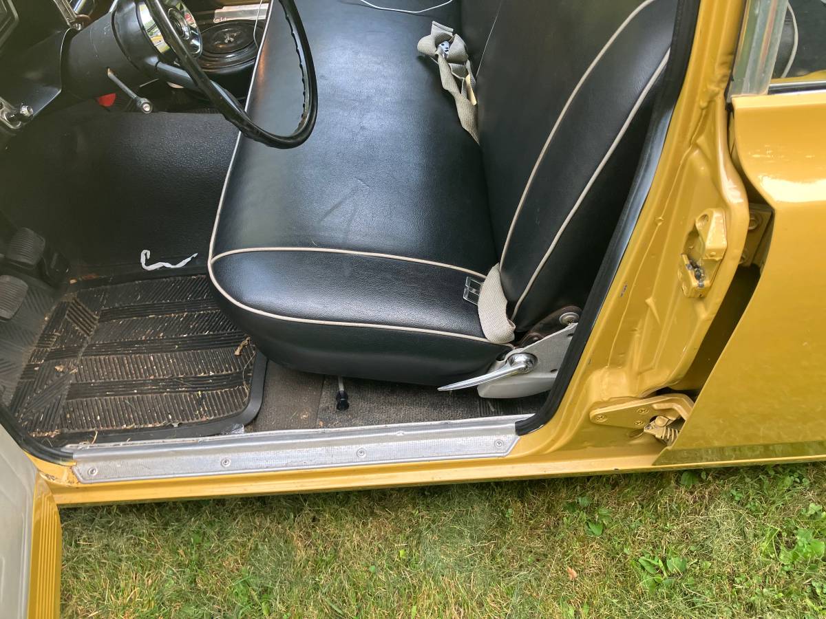 Amc-rambler-classic-1962-yellow-15