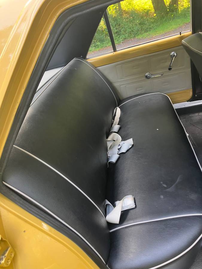 Amc-rambler-classic-1962-yellow-7