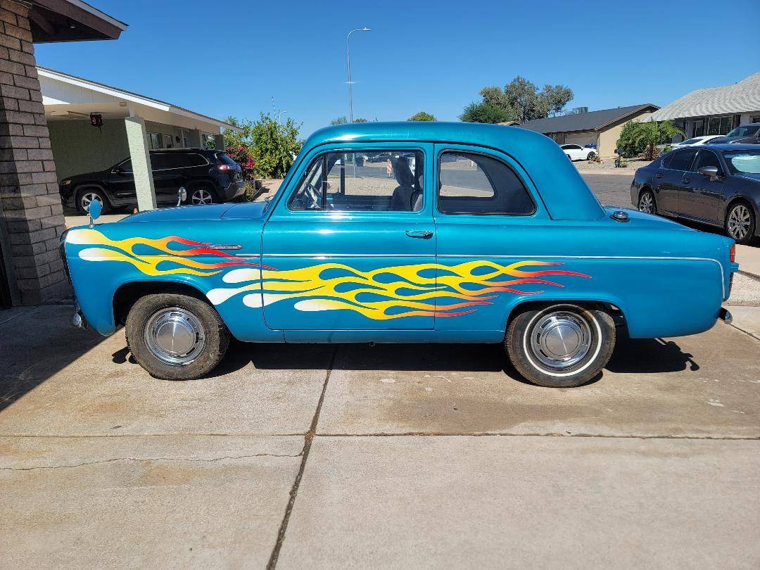 Anglia-english-ford-2-door-1957-blue-9