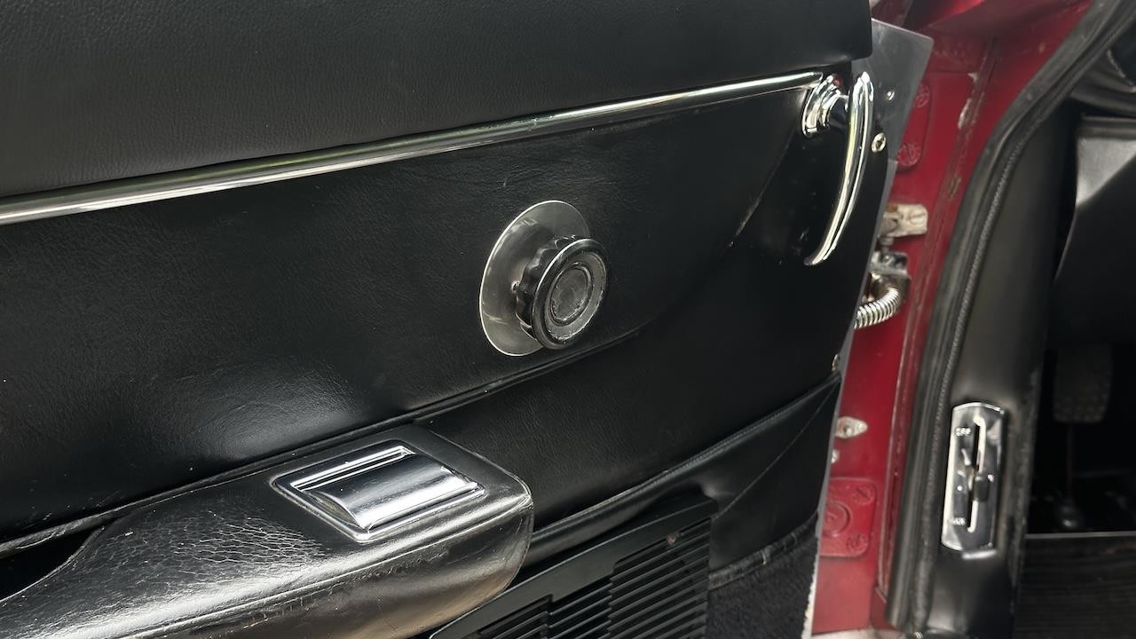 Aston-Martin-DB6-1967-17