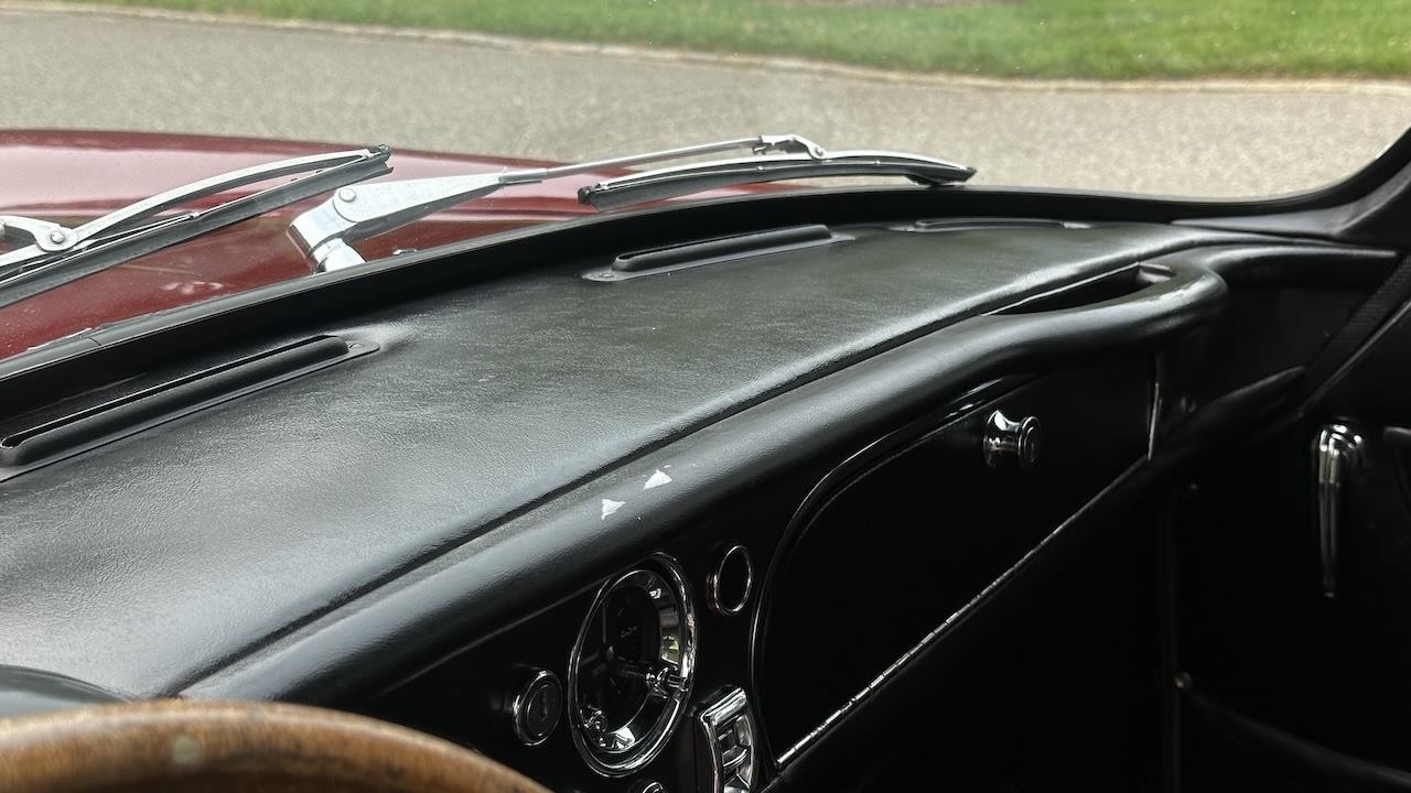 Aston-Martin-DB6-1967-27