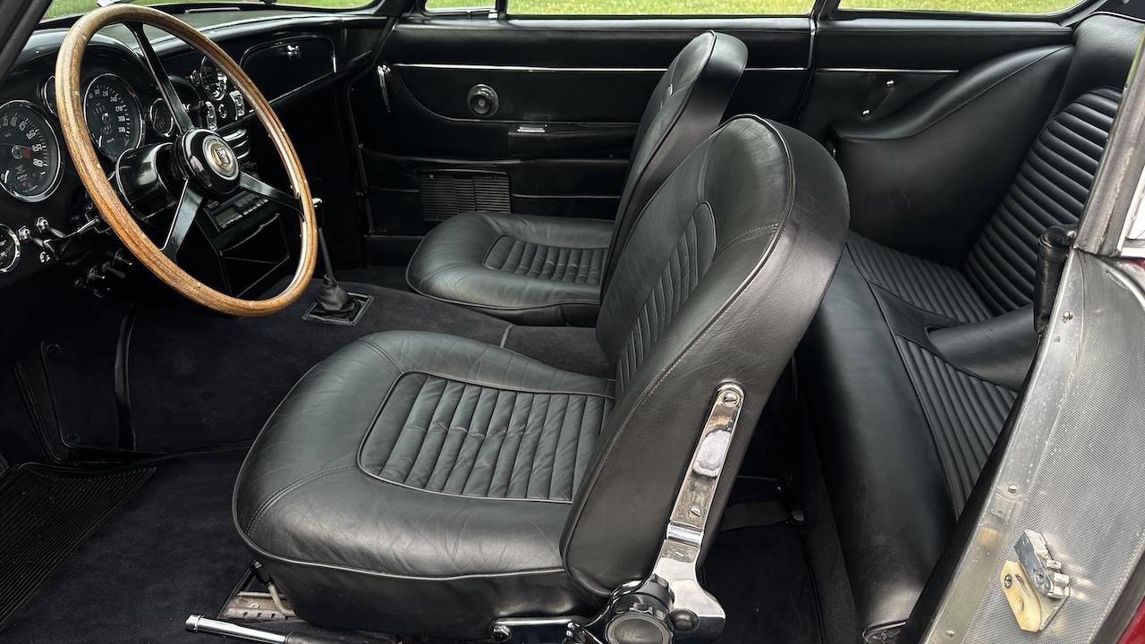 Aston-Martin-DB6-1967-30