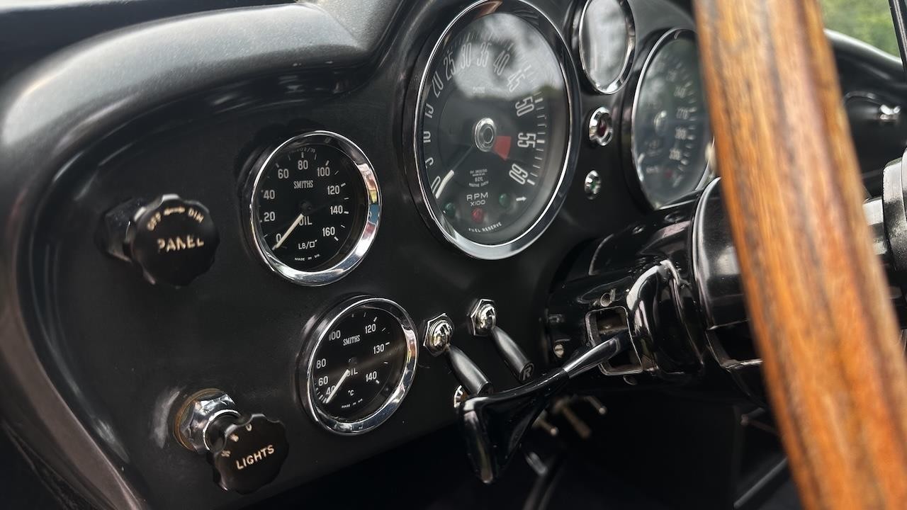 Aston-Martin-DB6-1967-39