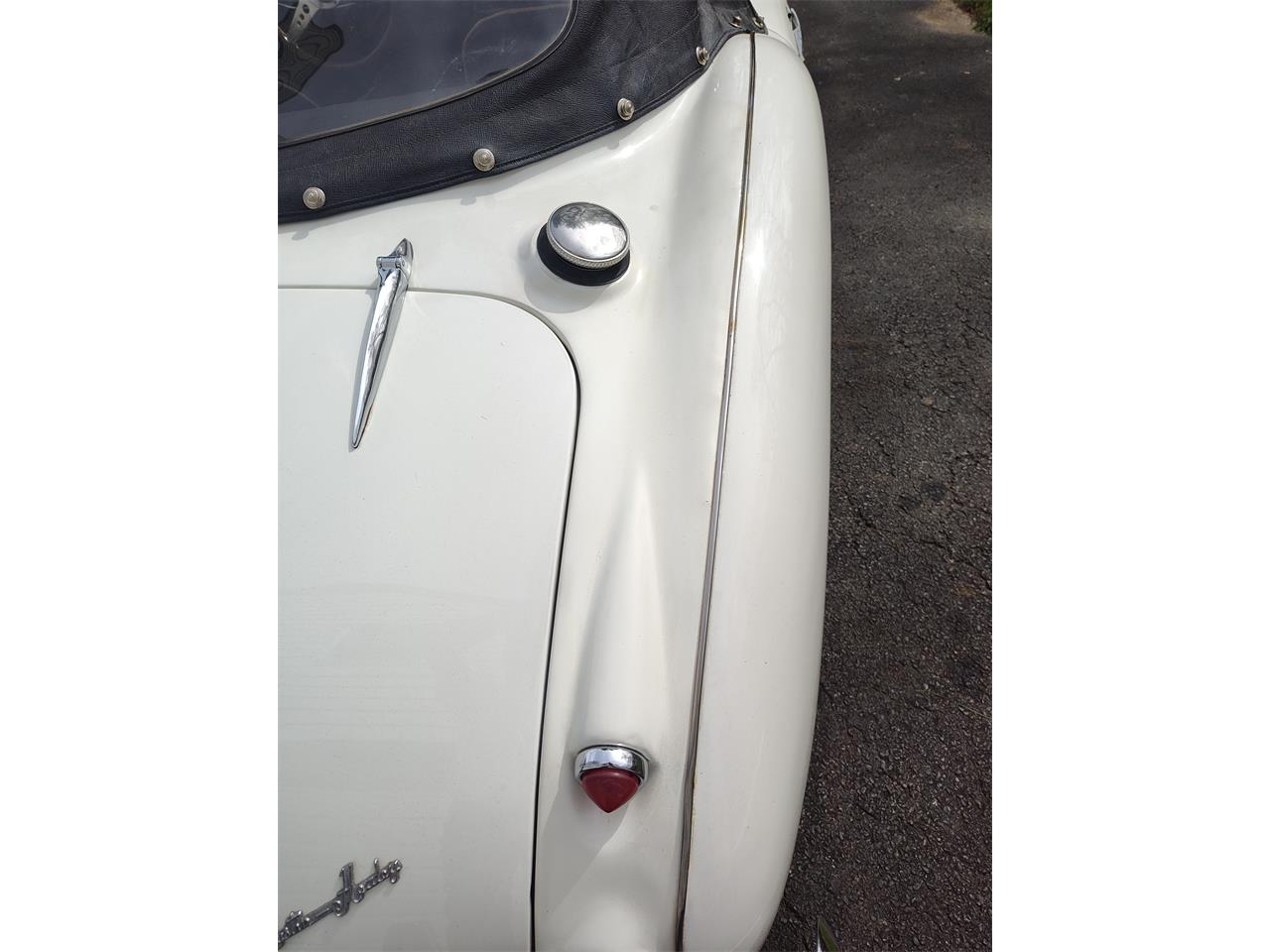 Austin-healey-100-6-1959-Artic-White-Black-with-white-11