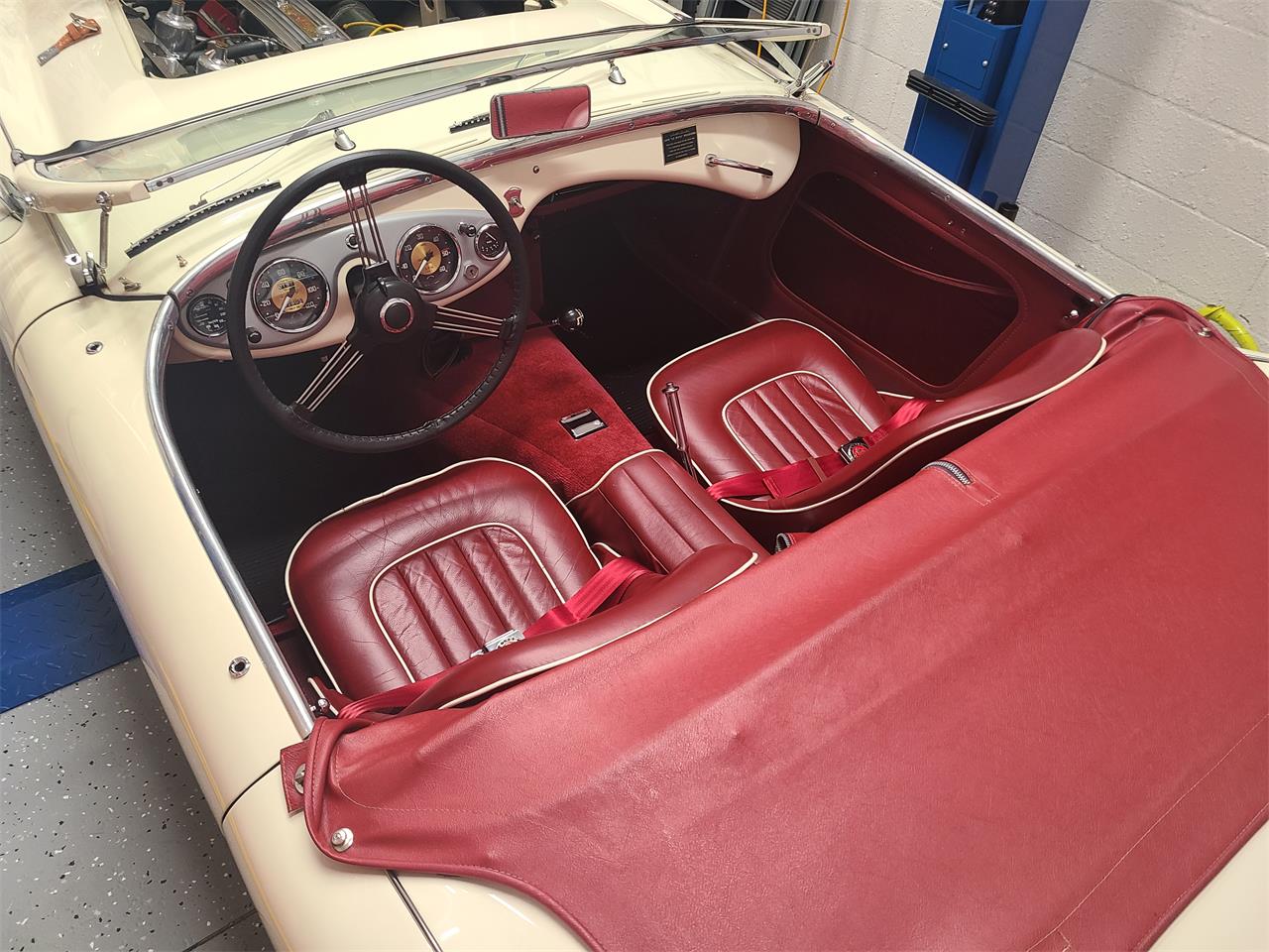 Austin-healey-100m-1954-Old-English-White-Red-1