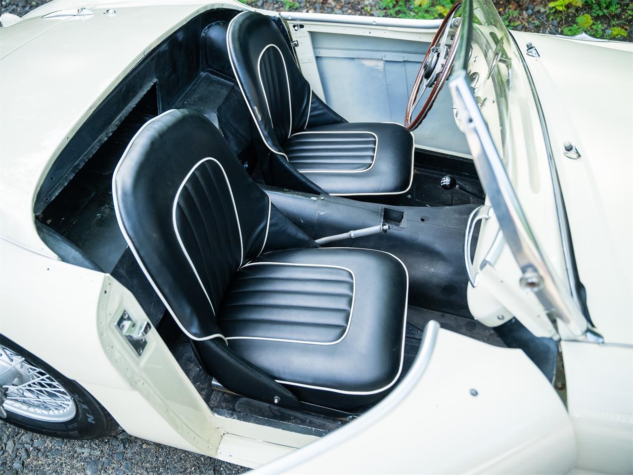 Austin-healey-100m-1956-White-Black-17