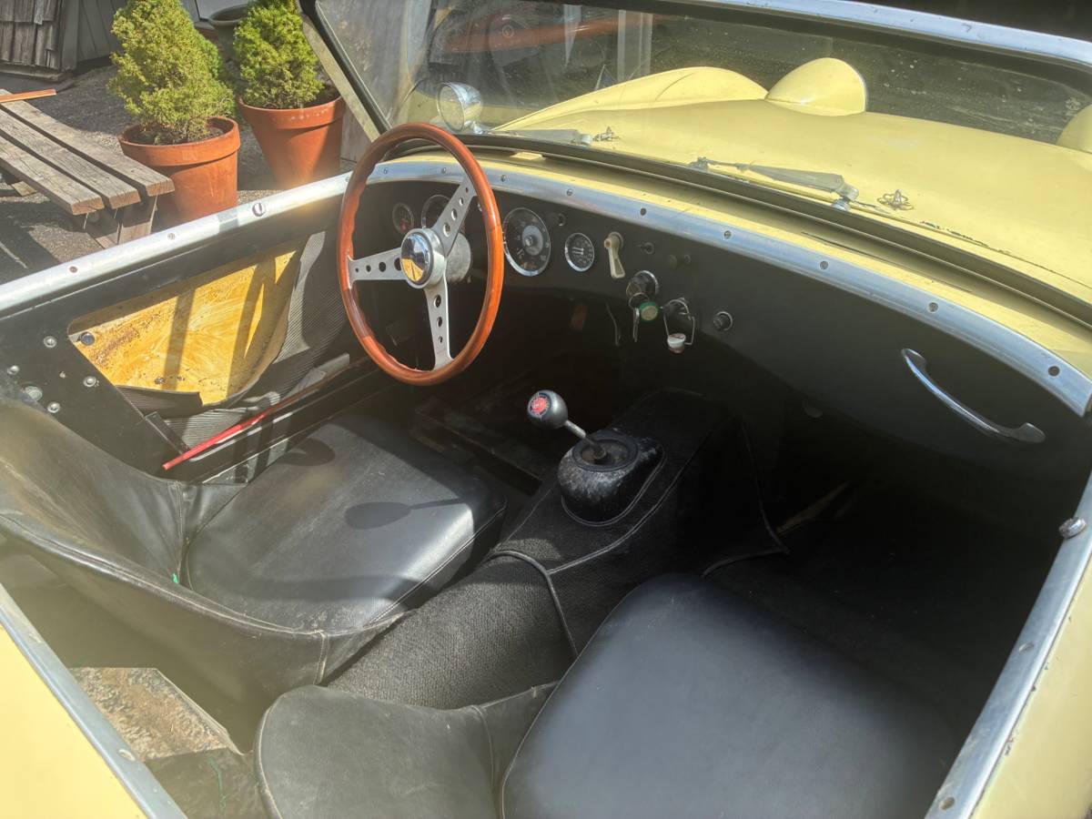 Austin-healey-sprite-1961-yellow-10