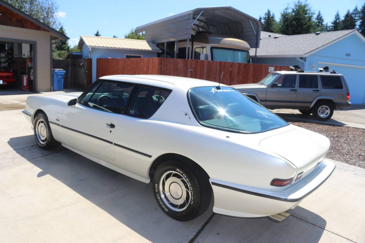 Avanti-11-1988-white-15