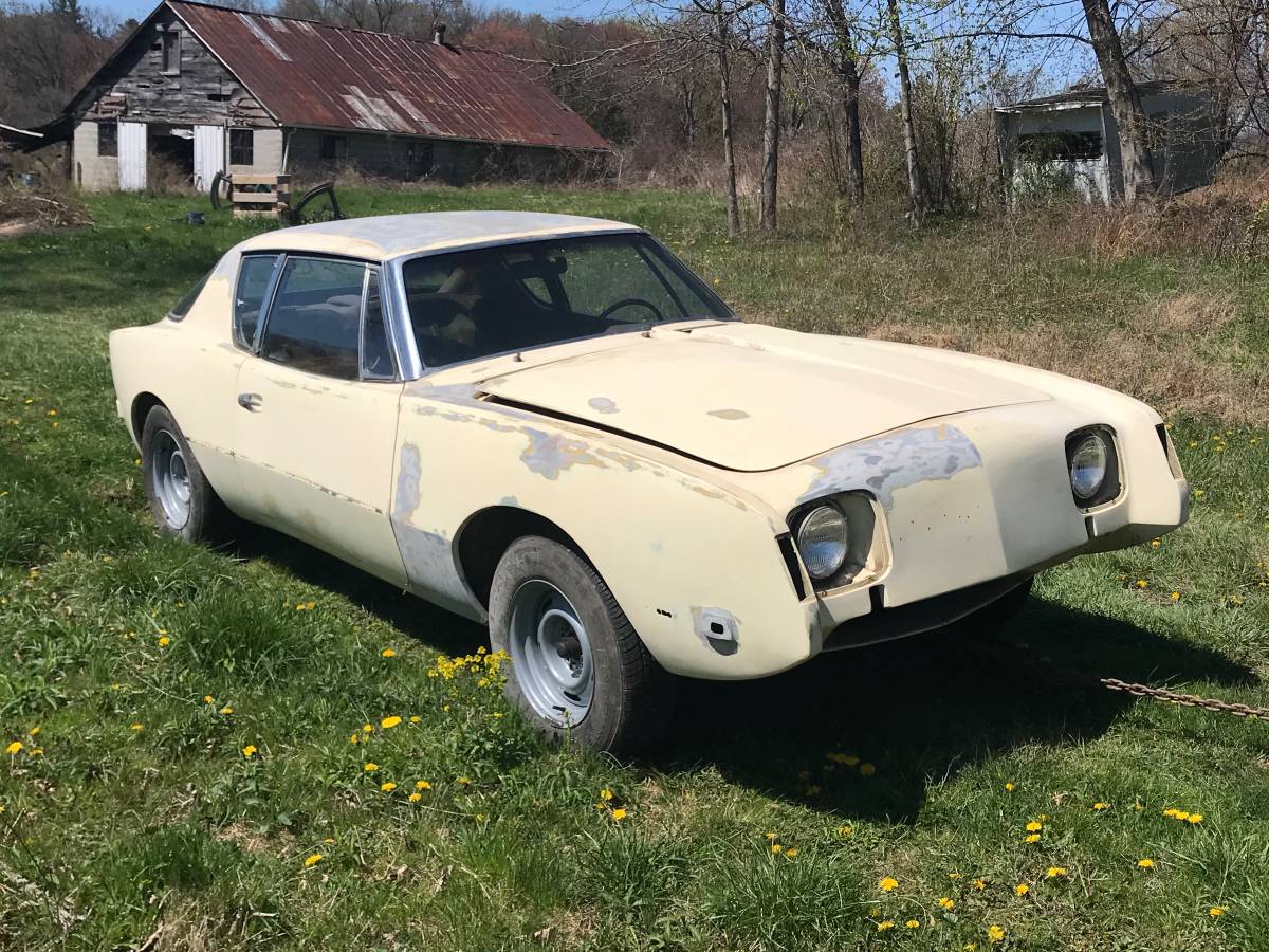 Avanti-2-from-studebaker-1970-yellow-5