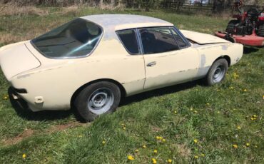 Avanti-2-from-studebaker-1970-yellow-8