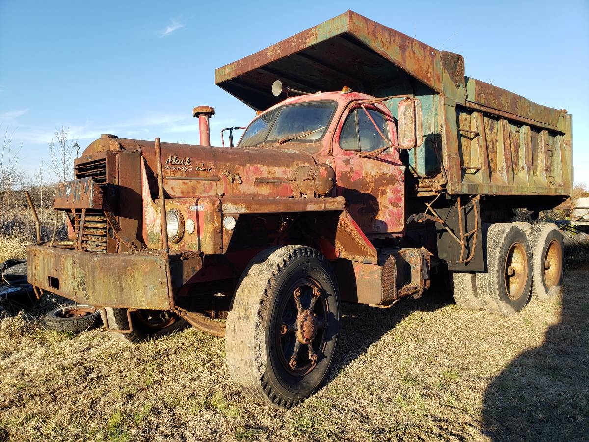 B81-mack-diesel-1965-red-1