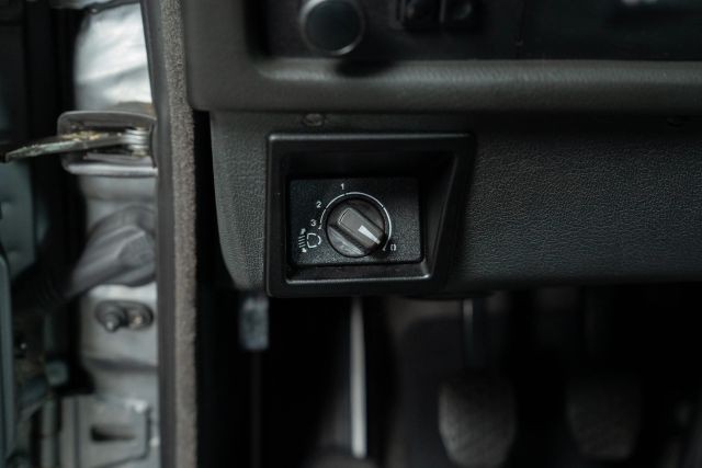 BMW-3-Series-1989-36