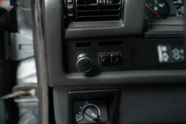BMW-3-Series-1989-37