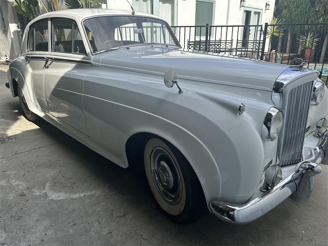 Bentley-S2-1960-Pearl-White-Black-Brown-10