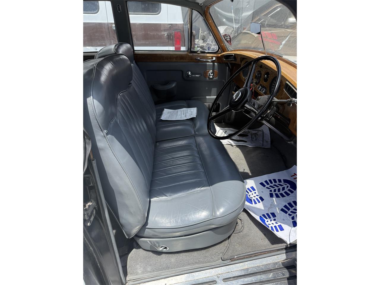 Bentley-S2-1960-Pearl-White-Black-Brown-11