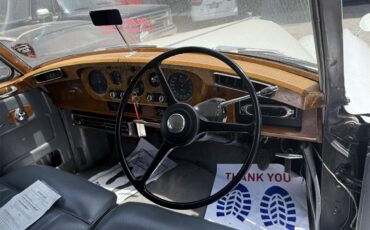 Bentley-S2-1960-Pearl-White-Black-Brown-12