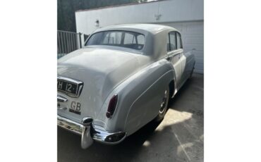 Bentley-S2-1960-Pearl-White-Black-Brown-13