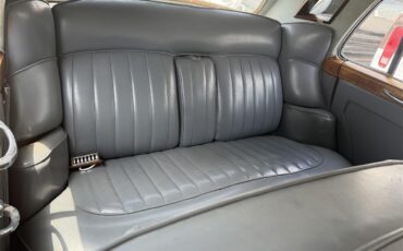 Bentley-S2-1960-Pearl-White-Black-Brown-14