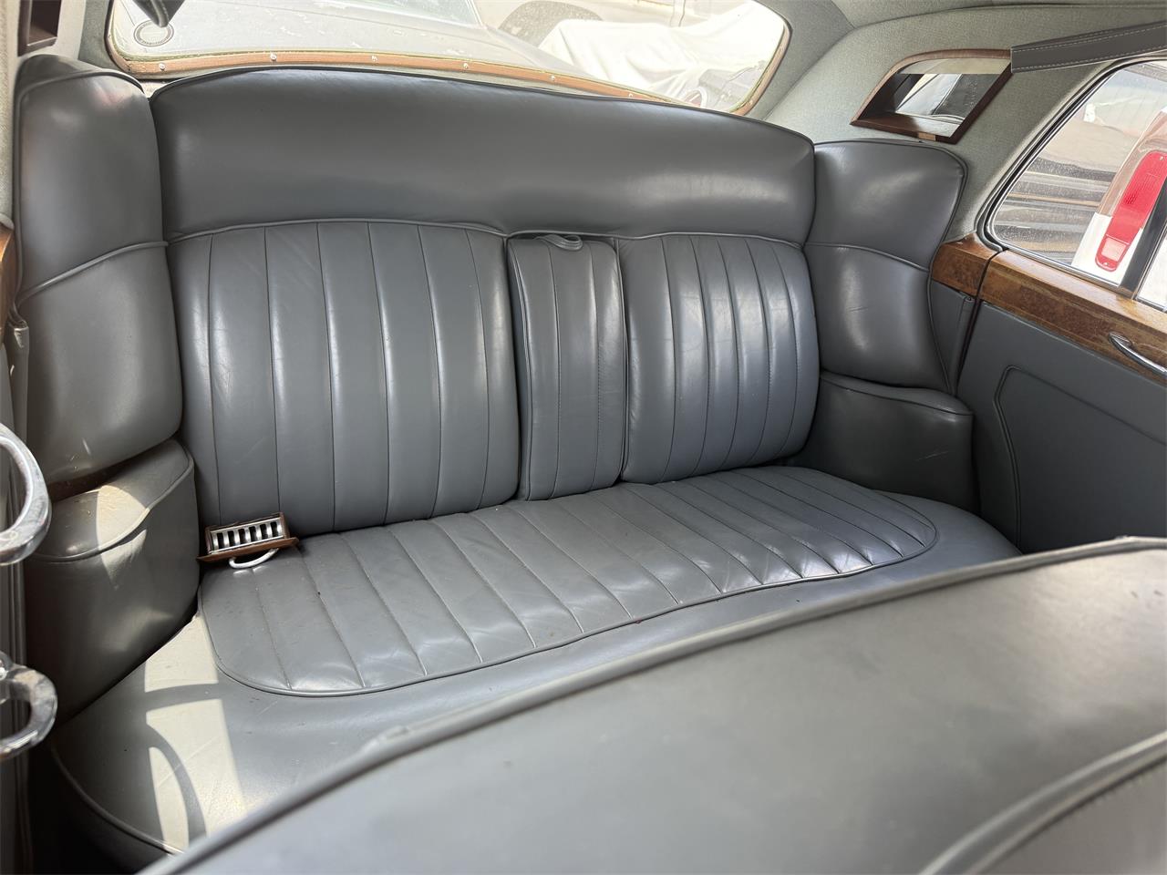 Bentley-S2-1960-Pearl-White-Black-Brown-14