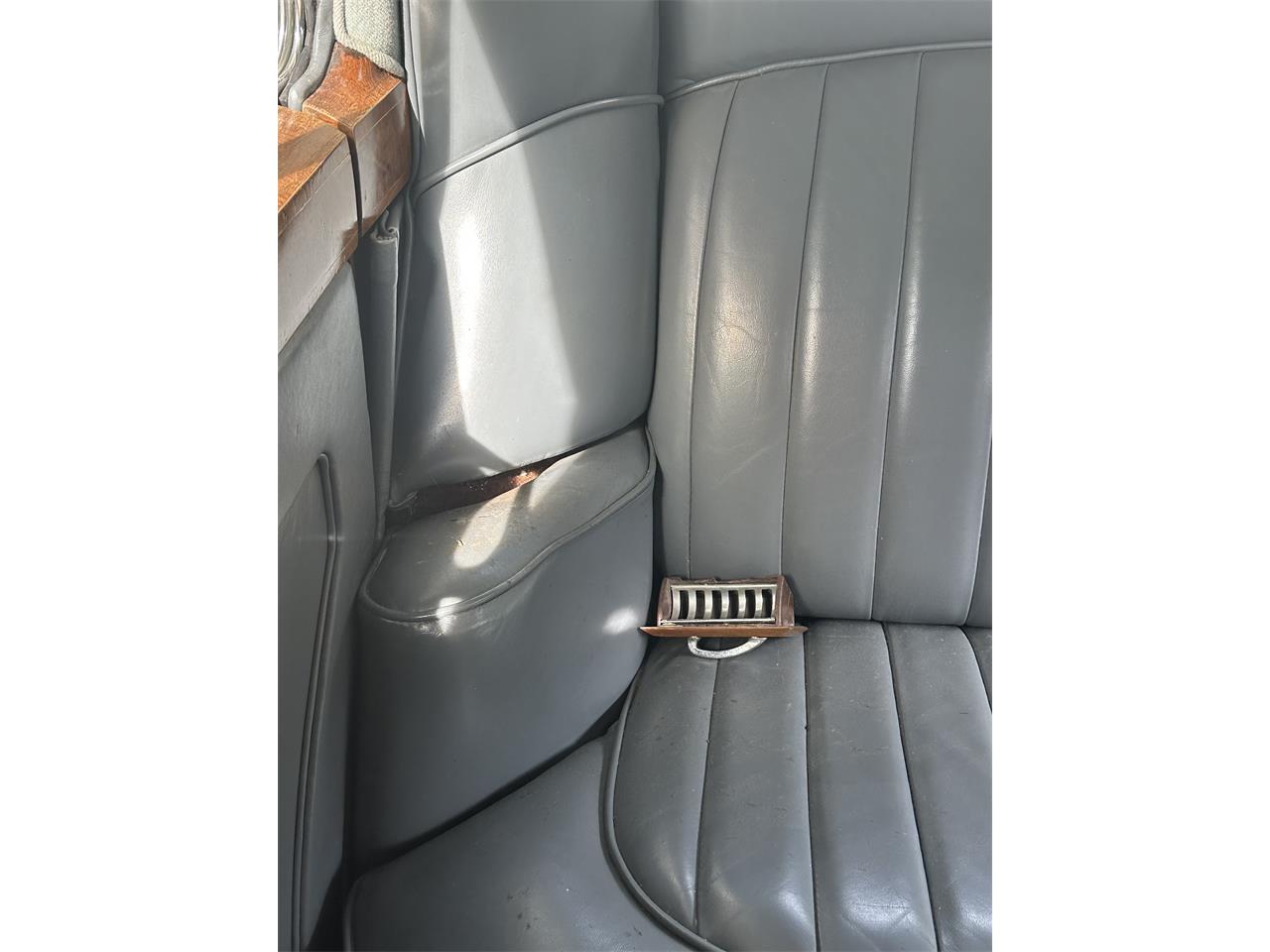 Bentley-S2-1960-Pearl-White-Black-Brown-16