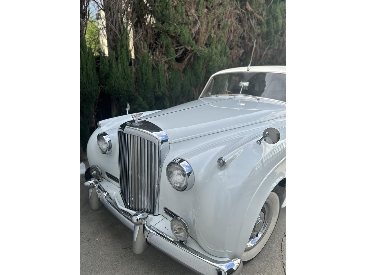Bentley-S2-1960-Pearl-White-Black-Brown-2