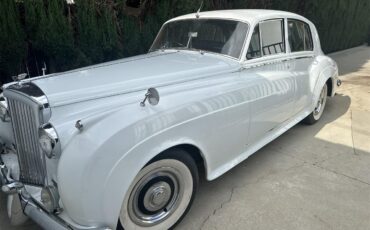 Bentley-S2-1960-Pearl-White-Black-Brown-3