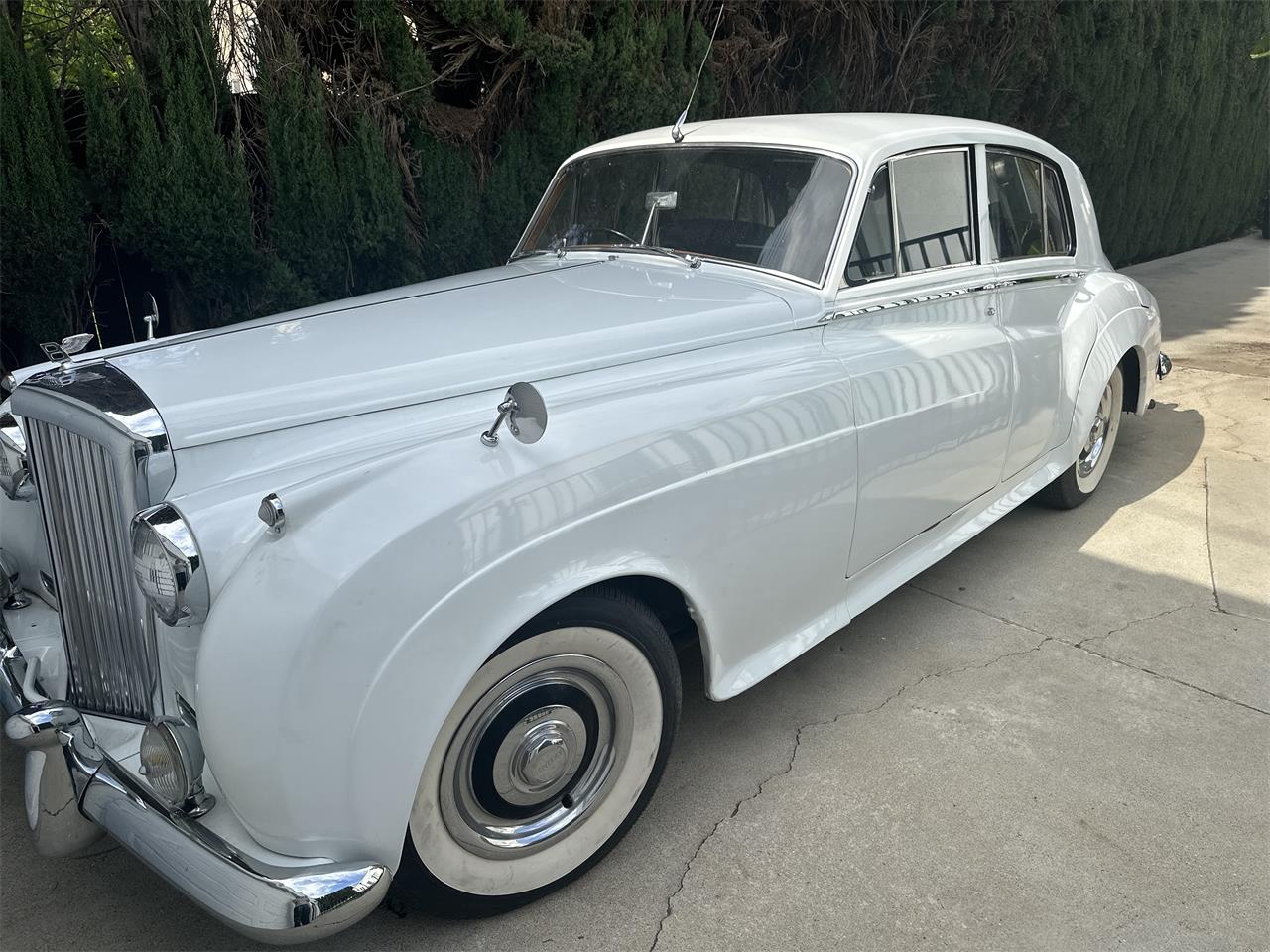 Bentley-S2-1960-Pearl-White-Black-Brown-3