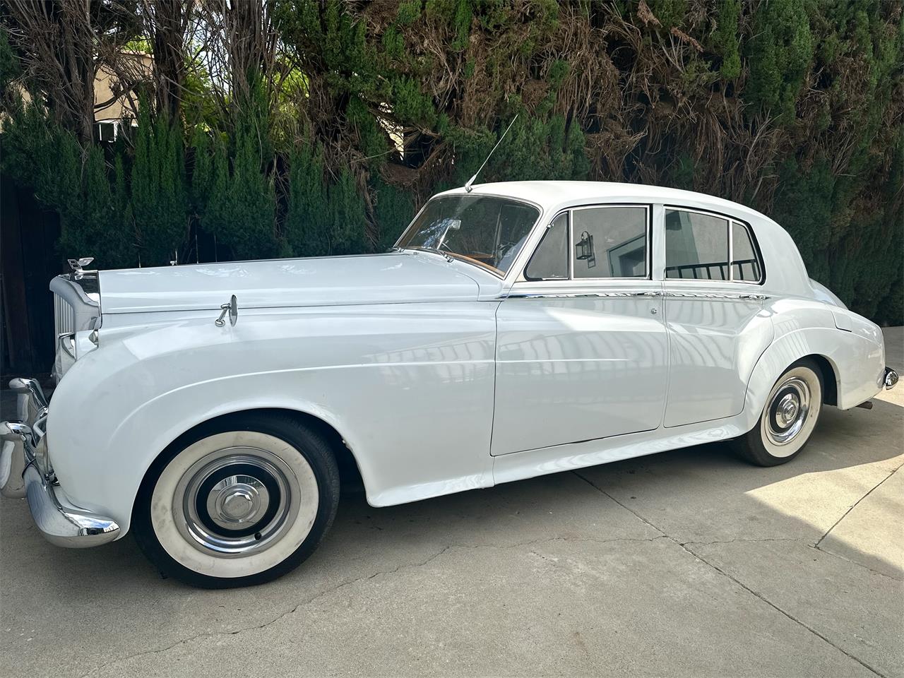 Bentley-S2-1960-Pearl-White-Black-Brown-48