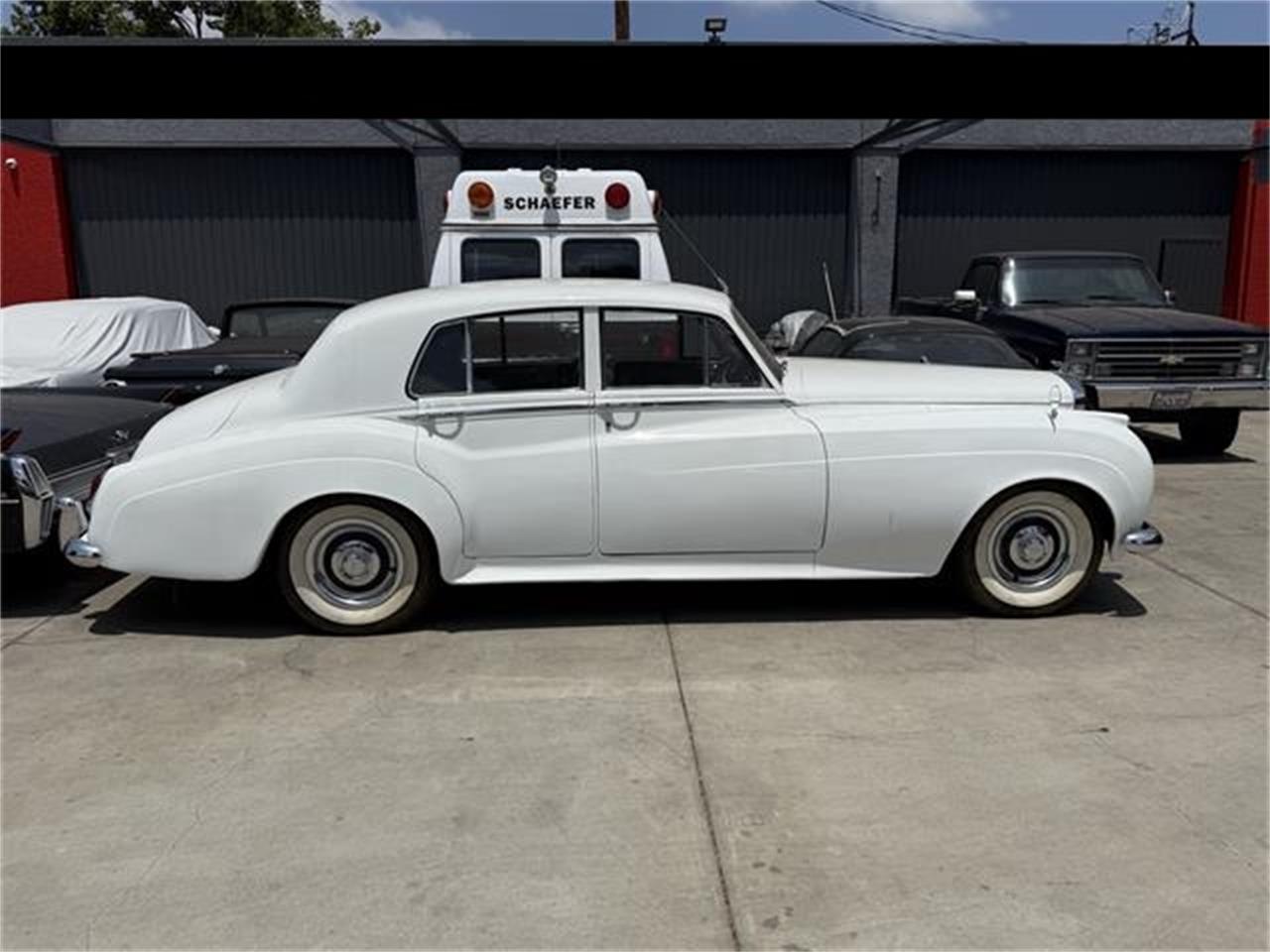 Bentley-S2-1960-Pearl-White-Black-Brown-49