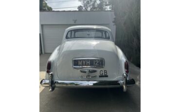 Bentley-S2-1960-Pearl-White-Black-Brown-5