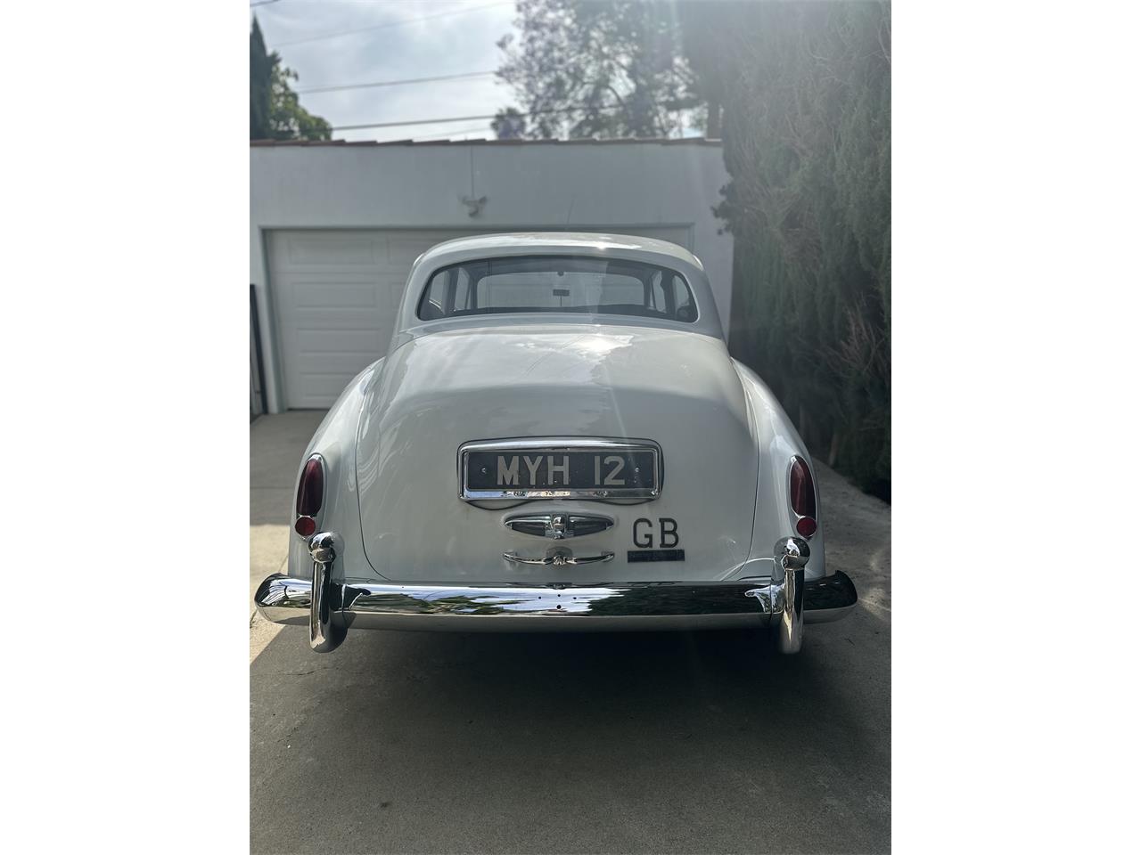 Bentley-S2-1960-Pearl-White-Black-Brown-5