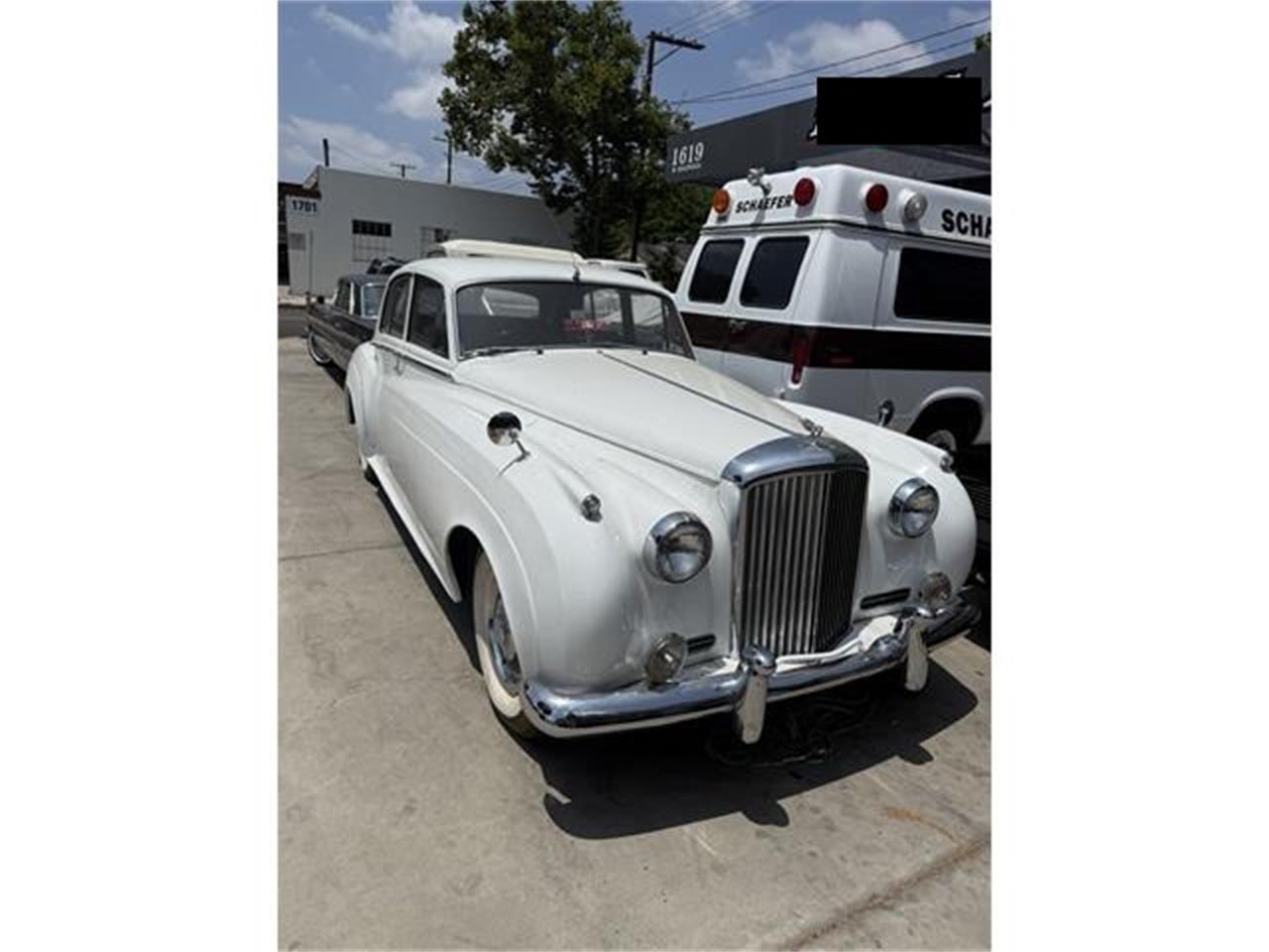 Bentley-S2-1960-Pearl-White-Black-Brown-50